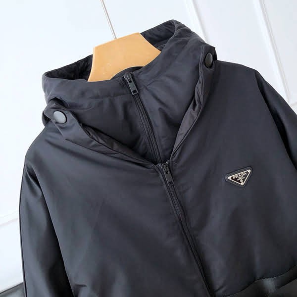 激安価格！プラダ スーパーコピー Re-Nylonダウンジャケット pui04262